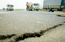 Đại lộ Thăng Long xuống cấp 