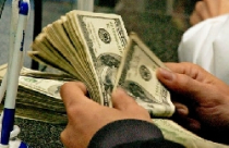 Huy động tiết kiệm ăn theo đôla và lạm phát 