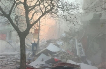 Nhà 5 tầng đổ đè sập một phần chung cư 