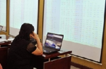 Nhà đầu tư ồ ạt cắt lỗ, chứng khoán lại đỏ sàn 