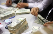 Chứng khoán hưởng lợi khi USD hết “mốt”