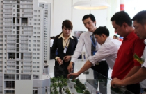 Địa ốc ồ ạt thêm hàng dù 'đói' vốn