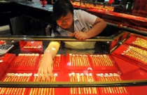 Vàng “nội” tăng giá dữ dội theo thế giới