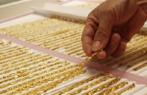 “Đại gia” bán tháo, giá vàng trượt sâu