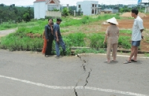 Lâm Đồng: Xuất hiện nhiều vết nứt lớn ở Di Linh