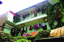 Chung cư tư nhân : Lửng lơ giữa “chợ” 