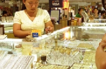 Người dân vẫn thích trữ vàng, USD 