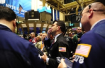 Vàng, dầu đẩy Phố Wall bay cao 