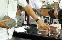 Quyết siết tín dụng, mặc nhà băng “kêu cứu”