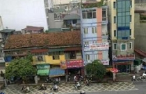 Nhà ở Hà Nội ngày càng... dị dạng