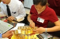 Giá vàng sụt 200.000 đồng/lượng 