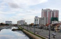 Giới đầu tư mắc kẹt với nhà đất 