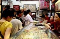 Người dân Hà Nội đổ xô mua vàng giá cao