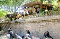 Sống “treo” trên di tích