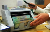 Khách hàng xôn xao việc ngân hàng hạ lãi suất tiền gửi 