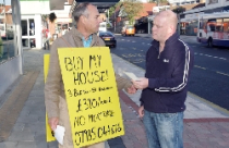 Kỳ quặc người đàn ông đứng đường rao bán nhà 
