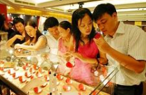 Vàng tụt dốc do các quỹ đầu tư vẫn găm trữ? 