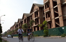 Năm 2012, thị trường bất động sản vẫn lặng “sóng”? 