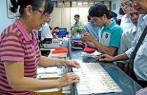 Vàng giảm giá, vác bao tải tiền đi mua 