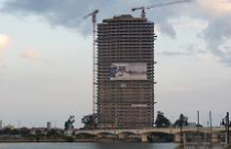 Chạm mái cao ốc Azura