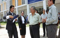 Nhà đất giảm giá để hút khách 