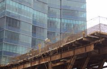 Công trường đầu xuân: Nơi hối hả, chốn đìu hiu 