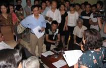 Phản đối tăng phí, cư dân Golden Westlake dàn xe kín sân