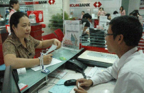 “Xuống nước” hạ lãi suất