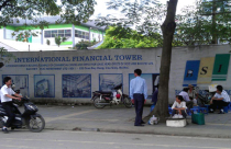 Trung tâm tài chính 'ma' la liệt giữa Hà Nội