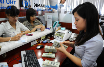 'Ăn' 6% lãi suất, ngân hàng vẫn chê ít