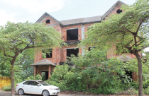 Đanh thuế biệt thự bỏ hoang: Băn khoăn tính khả thi