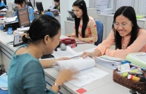 Ngân hàng cầu cạnh khách vay tiền