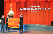 Địa ốc Hòa Bình: Đón nhận huân chương lao động hạng ba