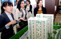 BĐS giảm giá: Chưa vội mua, chờ xem đã...