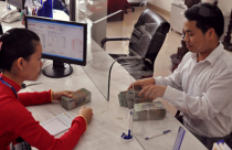 Ngân hàng kè kè giục nợ khách