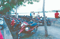 Đua nhau "xẻ thịt" bờ sông