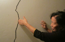 Hà Nội: Cao ốc mọc lên, nhà dân nứt toác