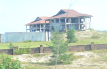 Dự án “rùa” chặn đường ra biển