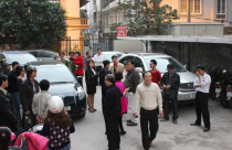 Bắt chẹt nhà giàu với phí gửi xe ôtô