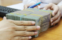 Khó bỏ được thói quen “tiền trao cháo múc”