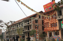 Giăng đèn, treo biển trong khu đô thị ma