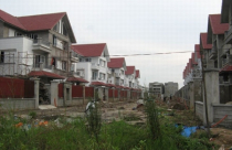 Lãi suất giảm, bất động sản vẫn tê liệt