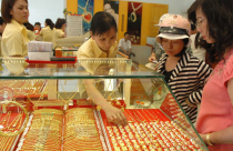 Vàng lậu “chảy” vào nữ trang