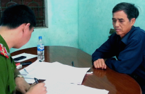 Ba cán bộ xã bị bắt vì… “ăn” đất