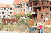 Dùng người nghèo ’phá băng’ BĐS là hơi kỳ quái