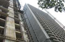 “Lạnh sống lưng” nguy cơ sắt thép từ trên trời rơi xuống