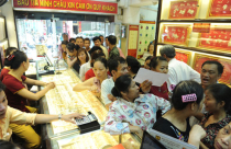 Chen nhau vét mua vàng