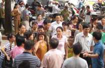 Hà Nội: Dân căng biểu ngữ phản đối chủ đầu tư bịt lối đi chung