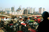 Nên hay không nên 'giải cứu' thị trường bất động sản?