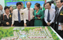 Doanh nghiệp bất động sản “chào hàng” tại Vietbuild